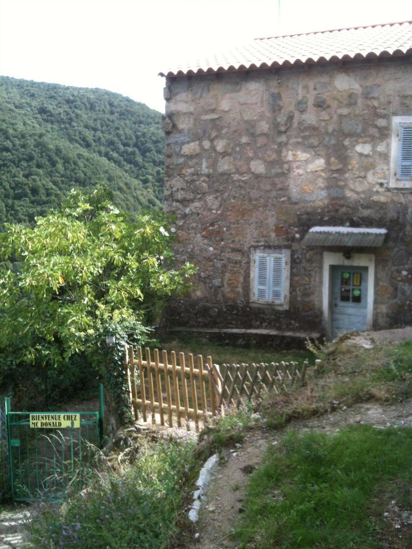 Auberge De Jeunesse Chez Mc Donald Zevaco Esterno foto
